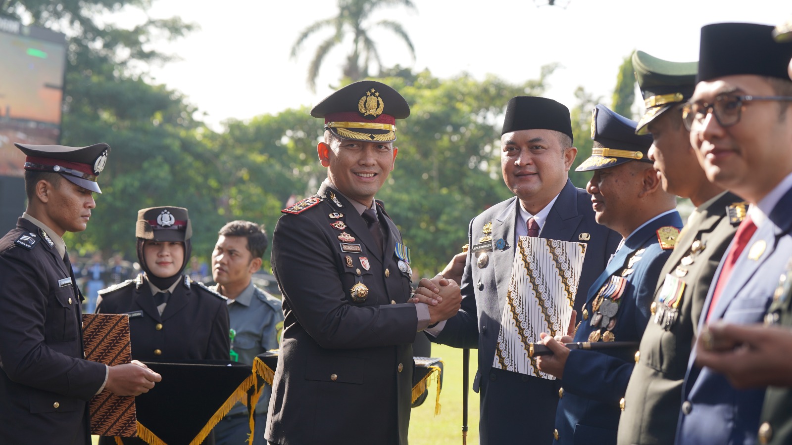 SELAMAT! Bupati Bogor Rudy Susmanto Dianugerahi Penghargaan Tokoh Pengayom Sinergitas oleh Kapolres