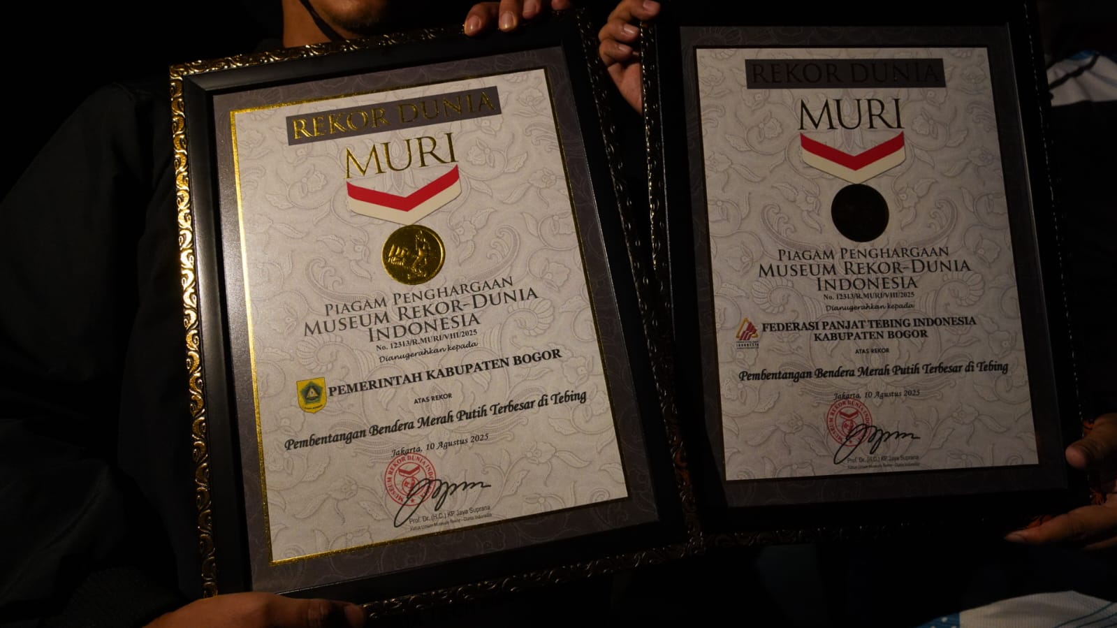 Bendera Merah Putih Raksasa di Kabupaten Bogor Sukses Pecahkan Rekor MURI